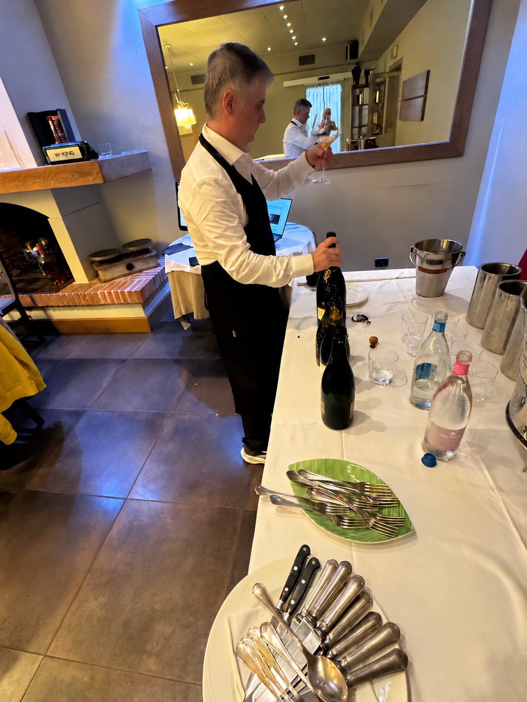 La preparazione di una bottiglia prima del servizio.