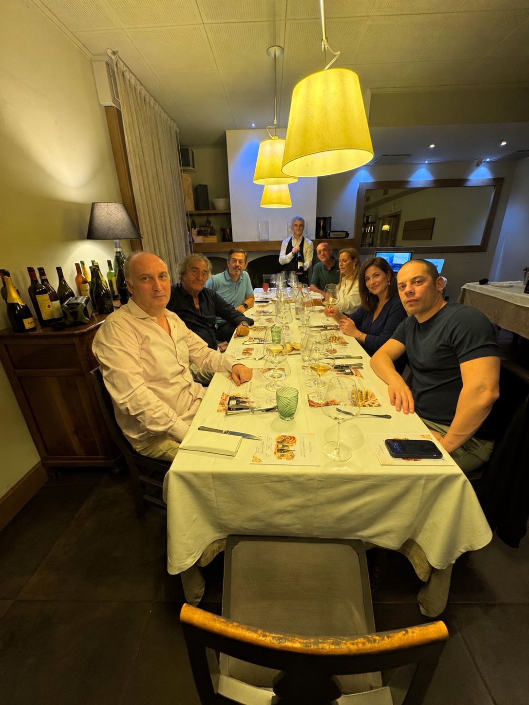 La tavolata nella sala riservata dell’Osteria.