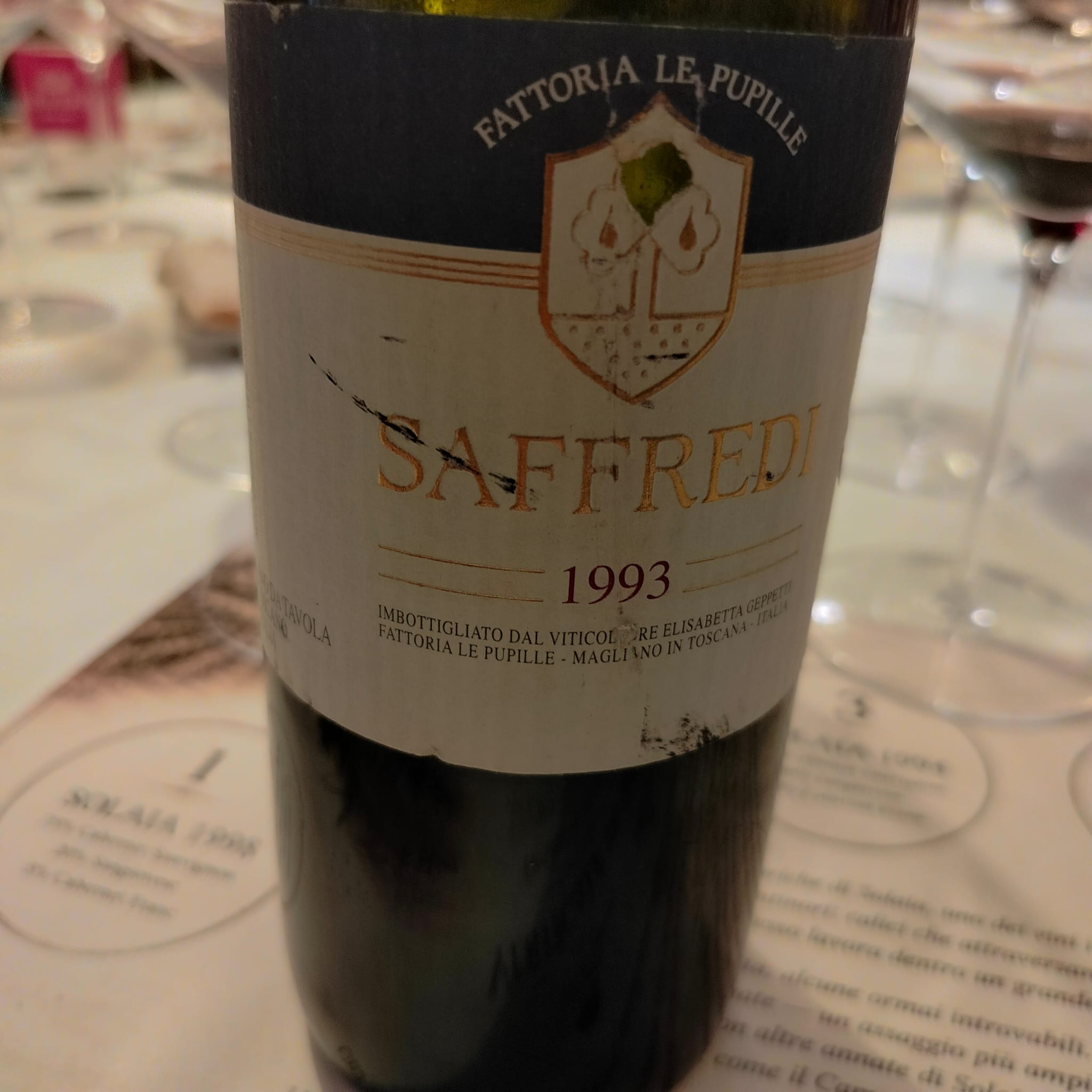 Saffredi 1993 di Fattoria Le Pupille: i segni del tempo sull’etichetta.