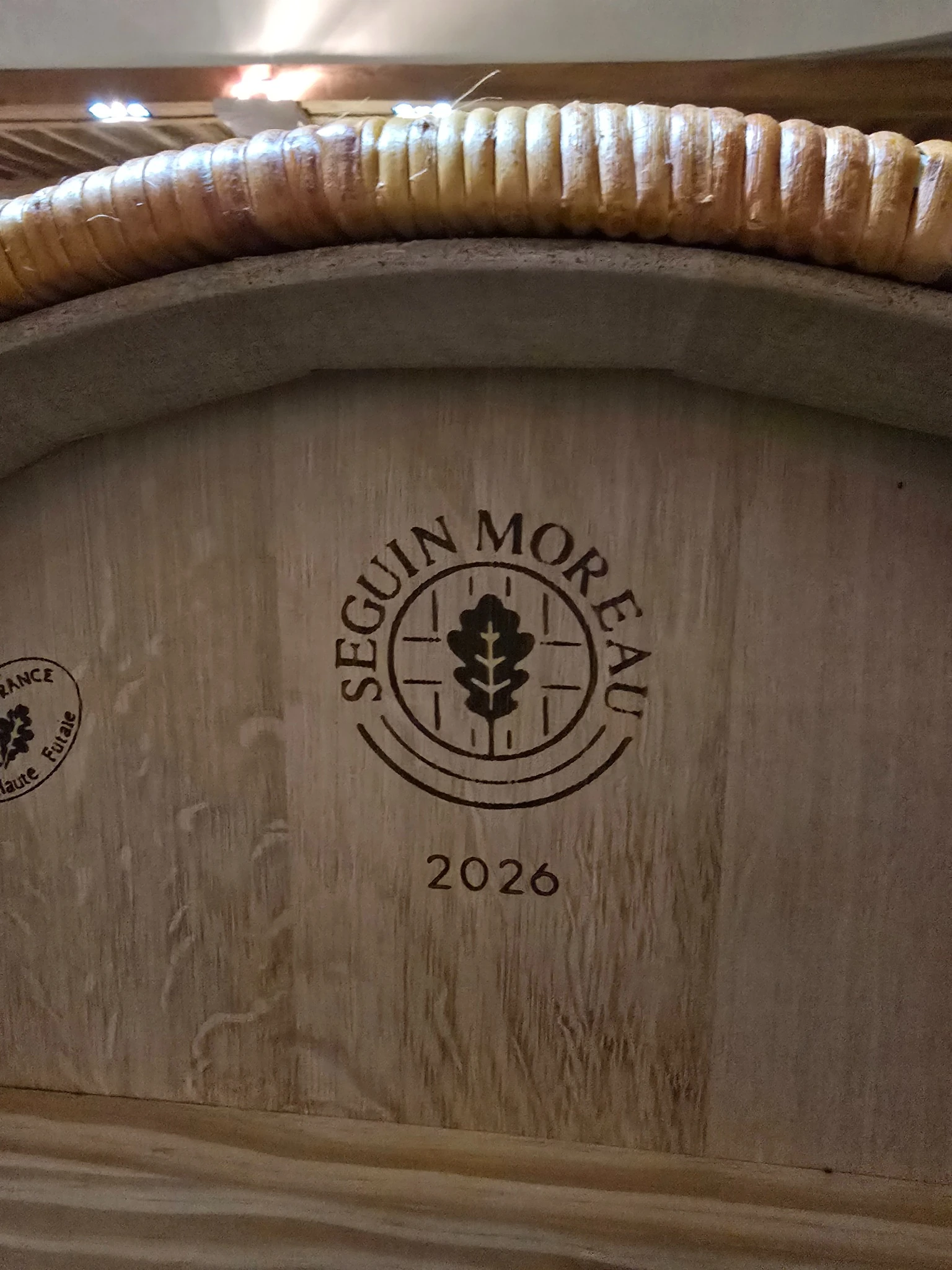 Marchio Seguin Moreau e data 2026 sul fondo di una barrique