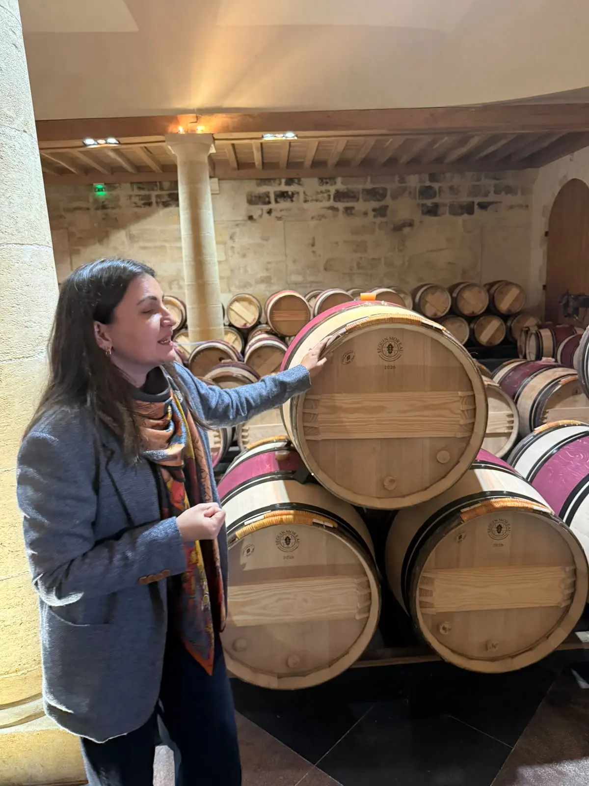 La guida durante la spiegazione delle barrique di La Mission Haut-Brion