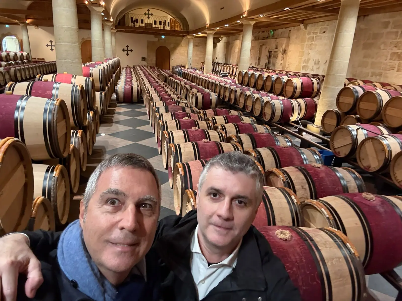 Dante Cerioli e un compagno di viaggio davanti alle file di barrique