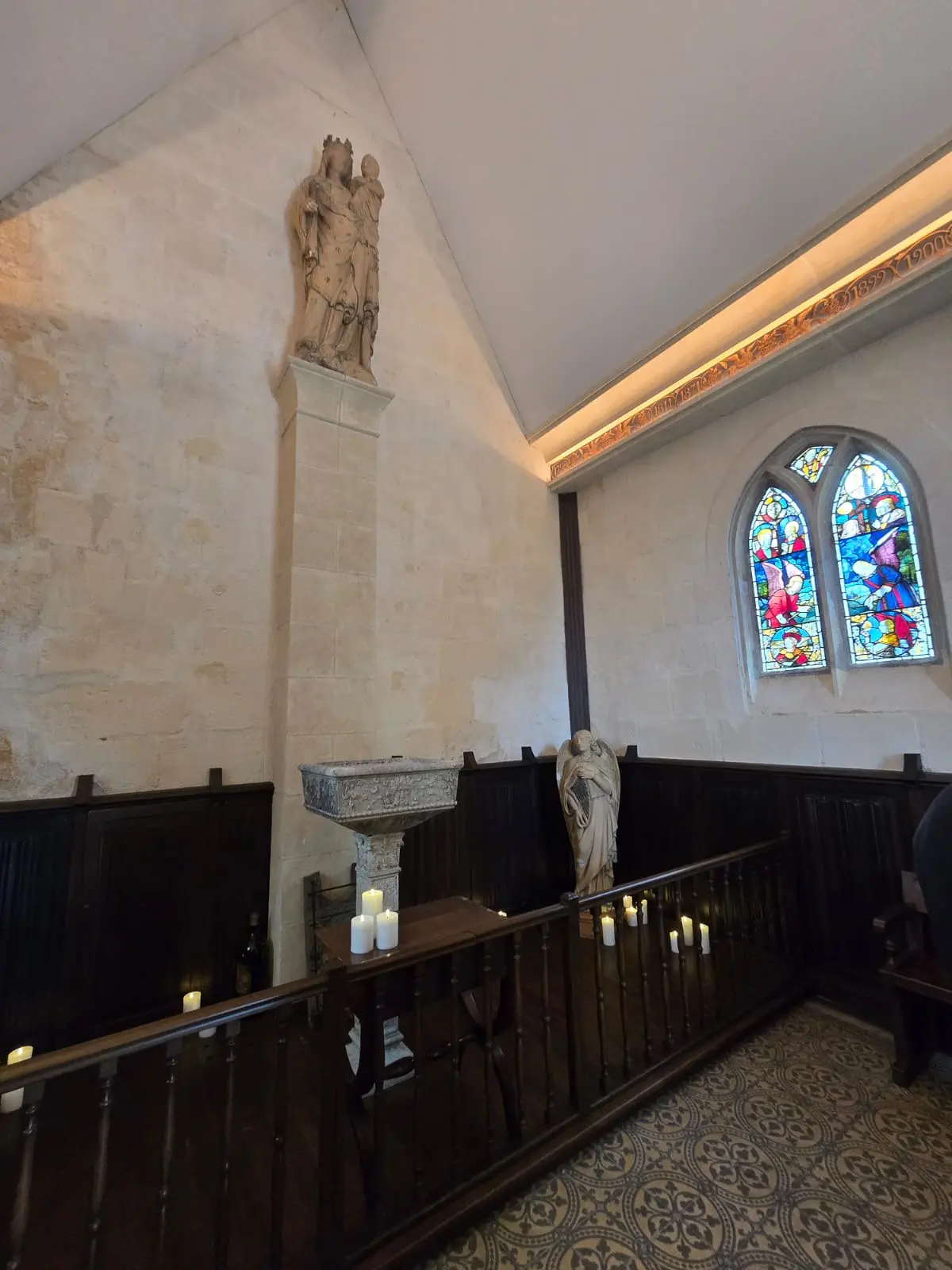 Interno in pietra della cappella di La Mission Haut-Brion