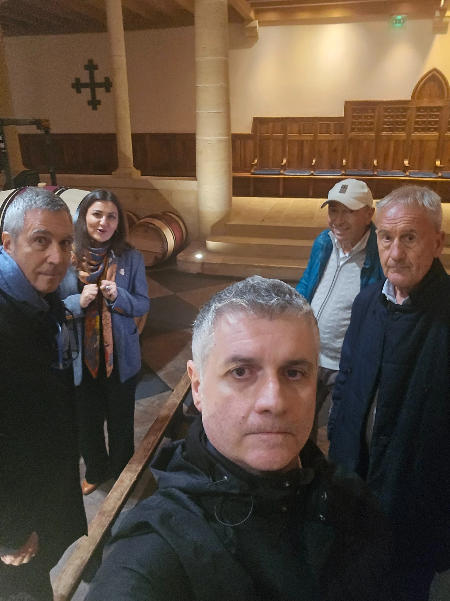 Il gruppo con la guida tra le barrique di La Mission Haut-Brion