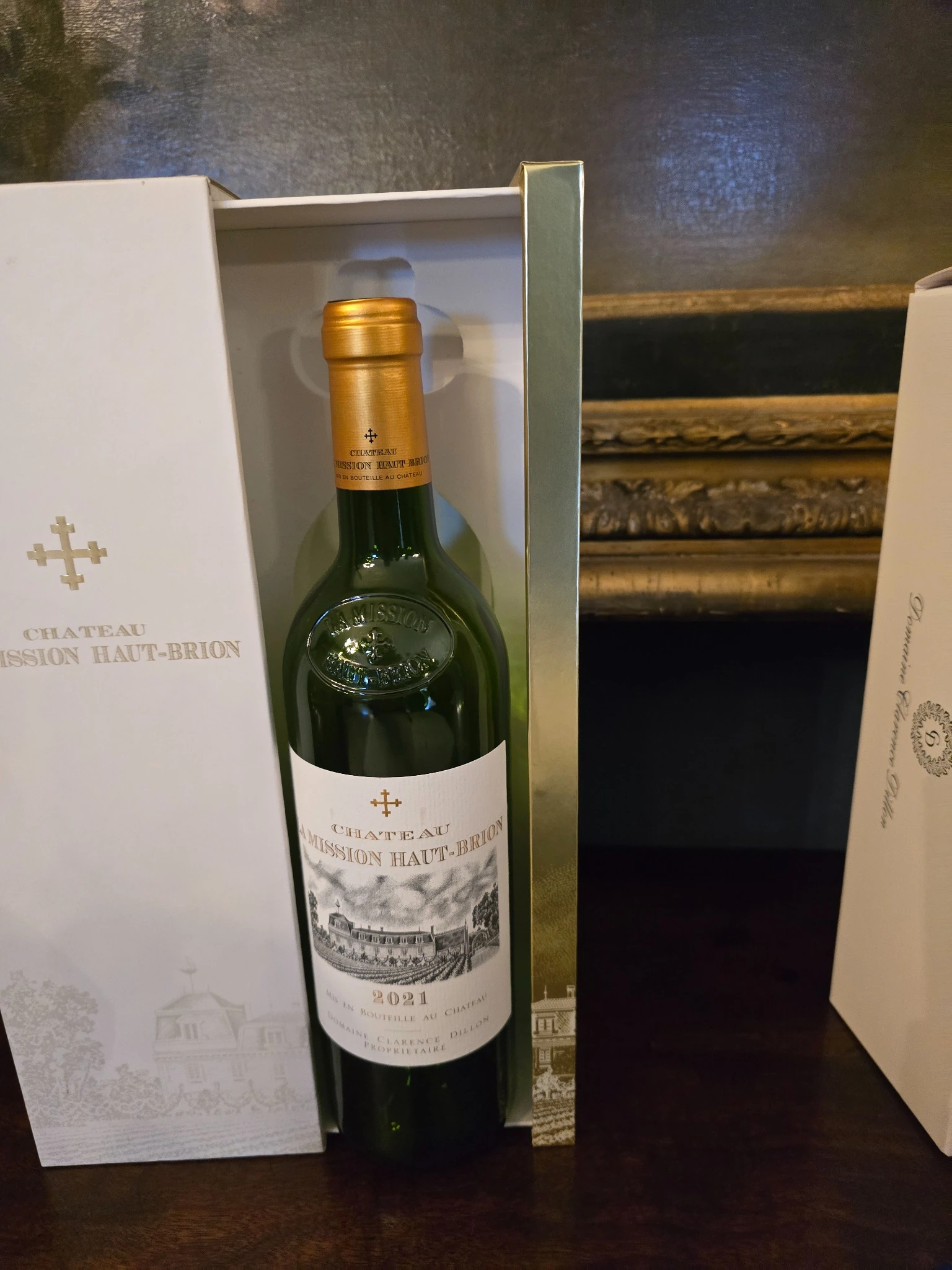 Château La Mission Haut-Brion Blanc 2021 esposto nel suo cofanetto