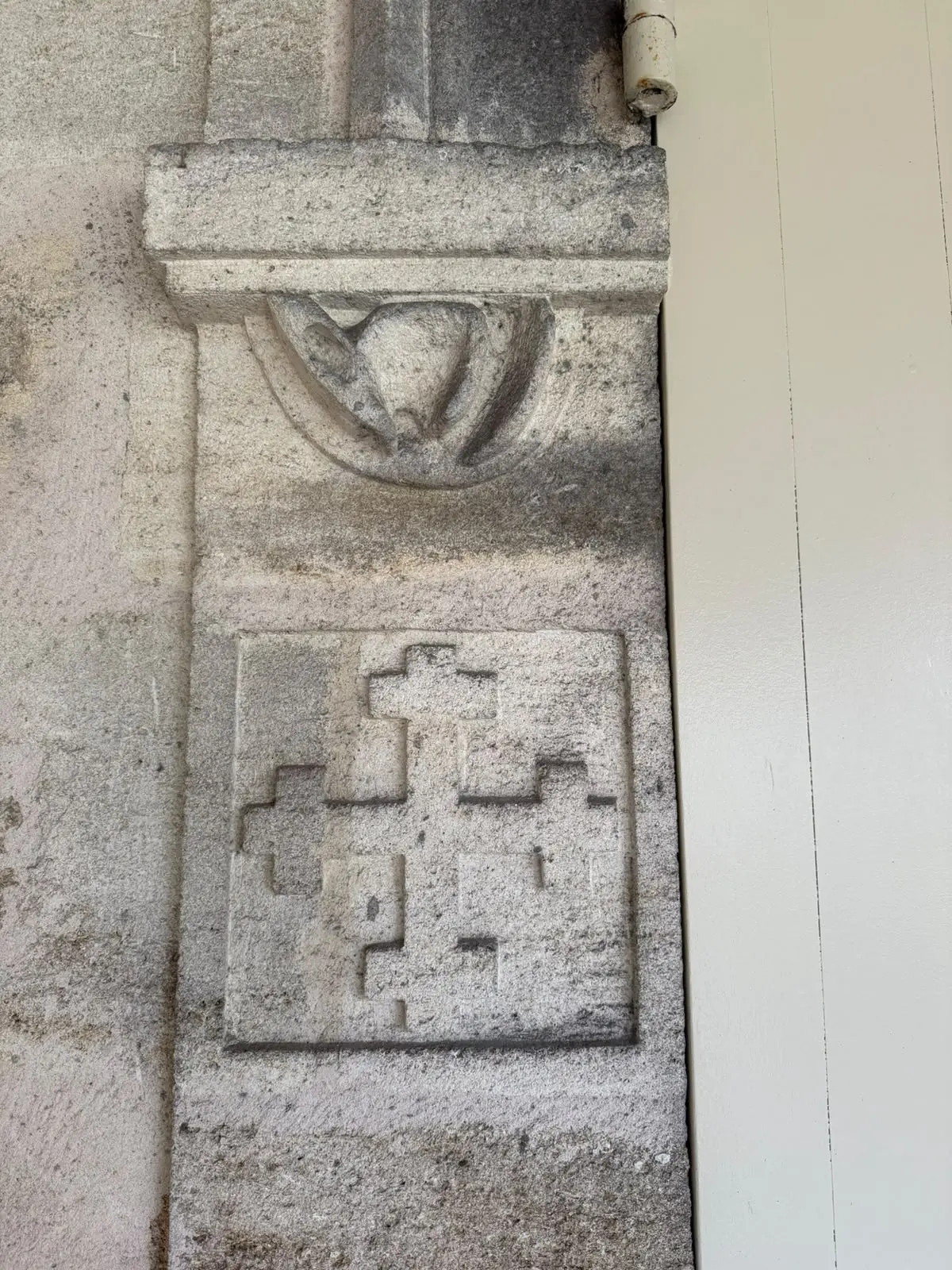 Emblema a croce scolpito nella pietra a La Mission Haut-Brion