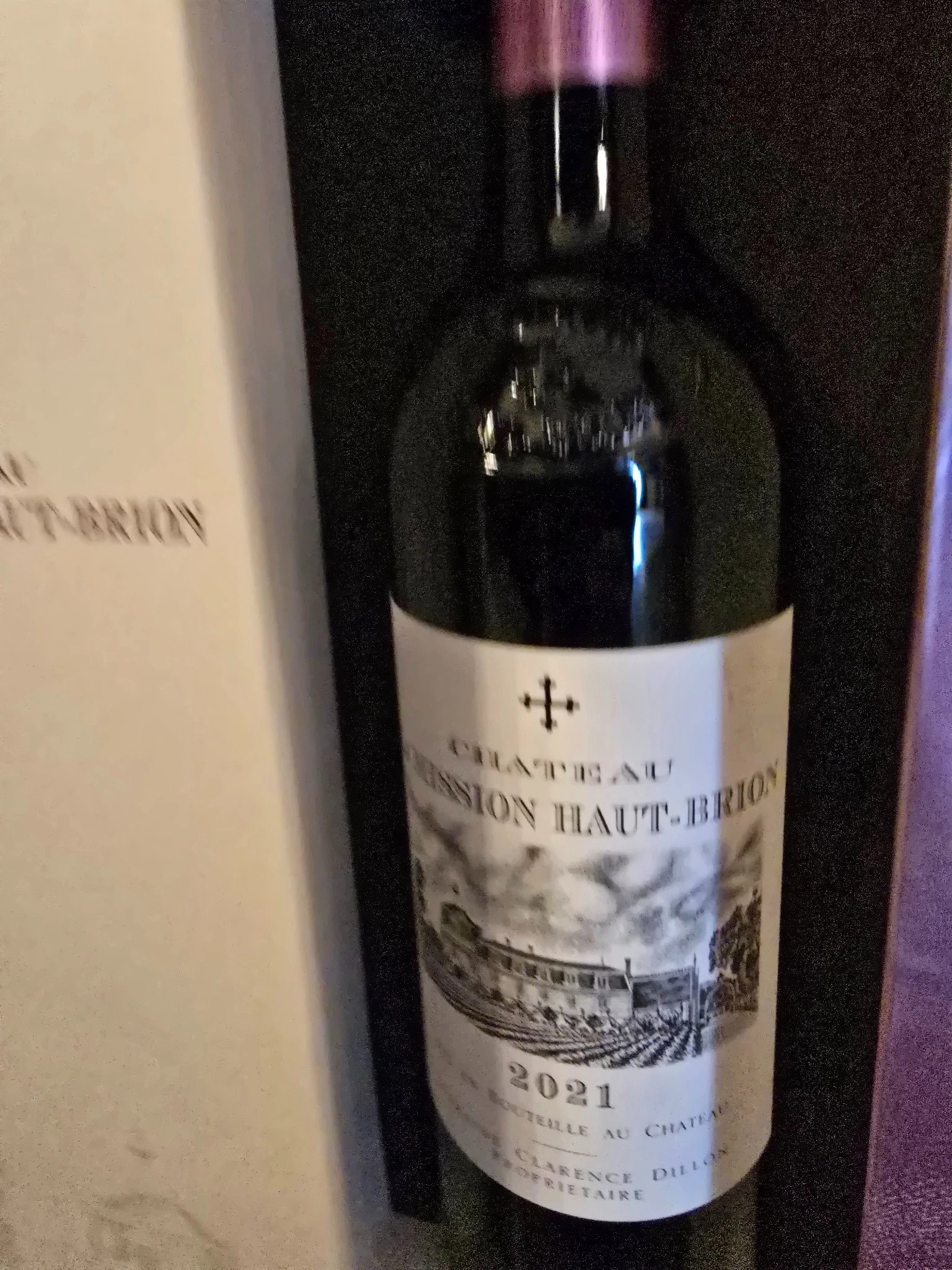 Château La Mission Haut-Brion Rouge 2021 esposto accanto al cofanetto