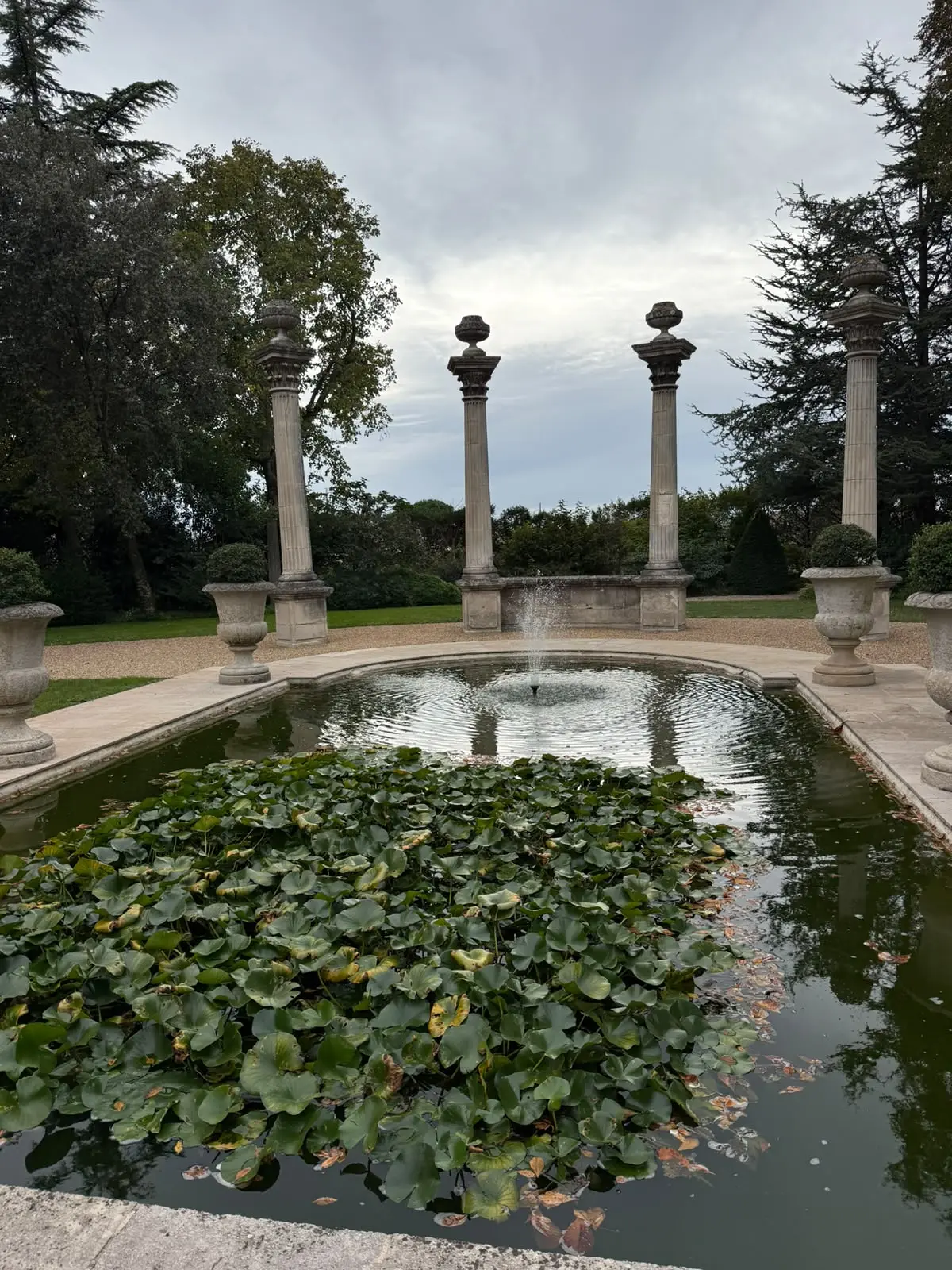 Vasca con ninfee e colonne nel giardino di La Mission Haut-Brion
