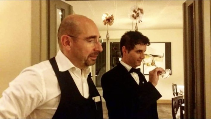 Dante Cerioli durante un momento di degustazione in sala