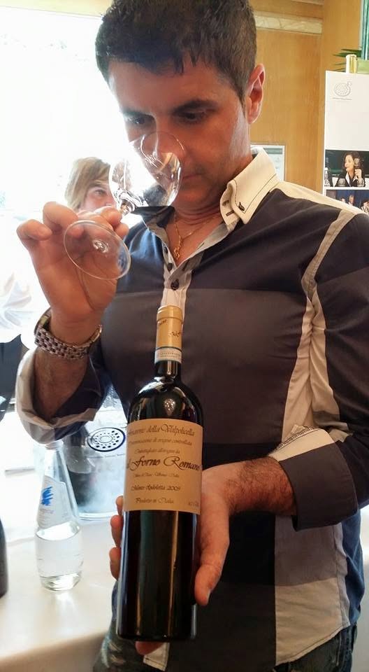 Dante Cerioli durante la degustazione di un vino rosso